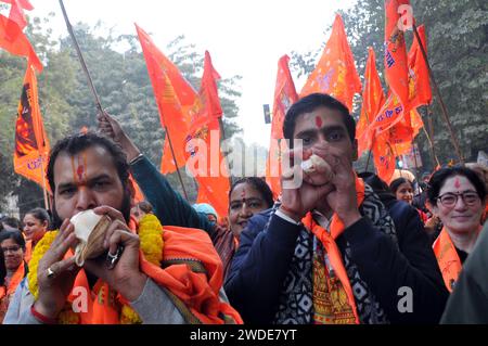 Delhi Est, Delhi, India. 20 gennaio 2024. Devoti nella processione God RAM per la celebrazione della riapertura del Tempio, devoti di Dio RAM in processione colorata sul, devoti di Lord RAM, quando il tempio di recente costruzione RAM Janmasatahali sarà riaperto dopo la nuova costruzione. RAM Birth Place ricostruito Tempio riaperto lunedì per i devoti ad Ayodhya in Uttar Pradesh, devoti in processione della felicità a i P EXTN, Delhi Est sabato, (Credit Image: © Ravi Batra/ZUMA Press Wire) SOLO USO EDITORIALE! Non per USO commerciale! Foto Stock