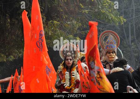 Delhi Est, Delhi, India. 20 gennaio 2024. Artista in abito in God RAM, Sita mata e Lakshman in Processione, devoti di Dio RAM in processione colorata sul, devoti di Lord RAM, quando il tempio di RAM Janmasatahali di nuova costruzione sarà riaperto dopo la nuova costruzione. RAM Birth Place ricostruito Tempio riaperto lunedì per i devoti ad Ayodhya in Uttar Pradesh, devoti in processione della felicità a i P EXTN, Delhi Est sabato, (Credit Image: © Ravi Batra/ZUMA Press Wire) SOLO USO EDITORIALE! Non per USO commerciale! Foto Stock