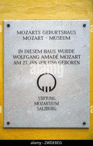 Mozarts Geburtshaus, luogo di nascita di Wolfgang Amadeus Mozart al n. 9 Getreidegasse a Salisburgo, Austria. Cartello sull'edificio, ingresso al museo. Foto Stock