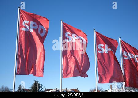 Frankenberg, Germania. 20 gennaio 2024. Le bandiere SPD volano di fronte alla sala eventi. Alla conferenza elettorale di stato, i delegati votano sulla lista statale. Credito: Sebastian Willnow/dpa/Alamy Live News Foto Stock