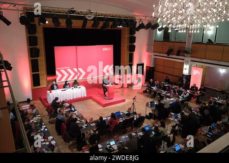 Frankenberg, Germania. 20 gennaio 2024. I delegati della SPD sassone si incontrano in una sala. La conferenza elettorale statale vota sulla lista statale. Credito: Sebastian Willnow/dpa/Alamy Live News Foto Stock