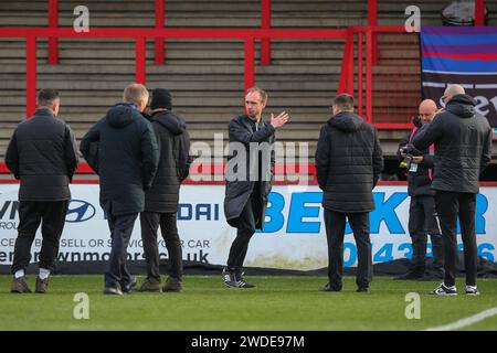 Stevenage, Regno Unito. 20 gennaio 2024. L'arbitro Sam Purkiss ispeziona il campo davanti al match di Sky Bet League 1 Stevenage vs Barnsley al Lamex Stadium, Stevenage, Regno Unito, 20 gennaio 2024 (foto di Gareth Evans/News Images) a Stevenage, Regno Unito il 1/20/2024. (Foto di Gareth Evans/News Images/Sipa USA) credito: SIPA USA/Alamy Live News Foto Stock