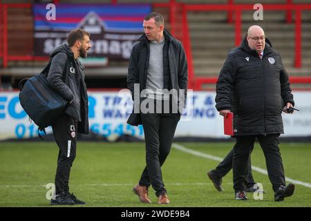 Stevenage, Regno Unito. 20 gennaio 2024. Neill Collins Head coach di Barnsley parla con il suo staff in vista della partita di Sky Bet League 1 Stevenage vs Barnsley al Lamex Stadium, Stevenage, Regno Unito, 20 gennaio 2024 (foto di Gareth Evans/News Images) a Stevenage, Regno Unito il 1/20/2024. (Foto di Gareth Evans/News Images/Sipa USA) credito: SIPA USA/Alamy Live News Foto Stock