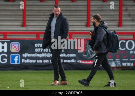 Stevenage, Regno Unito. 20 gennaio 2024. Neill Collins Head coach di Barnsley parla con il suo staff in vista della partita di Sky Bet League 1 Stevenage vs Barnsley al Lamex Stadium, Stevenage, Regno Unito, 20 gennaio 2024 (foto di Gareth Evans/News Images) a Stevenage, Regno Unito il 1/20/2024. (Foto di Gareth Evans/News Images/Sipa USA) credito: SIPA USA/Alamy Live News Foto Stock