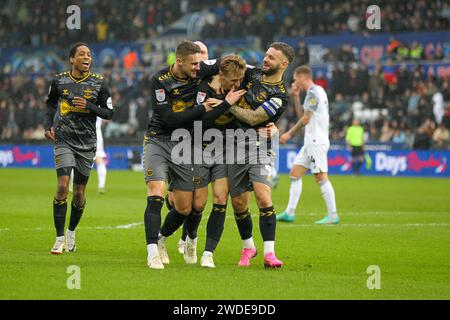 Swansea.com Stadium, Swansea, Regno Unito. 20 gennaio 2024. EFL Championship Football, Swansea City contro Southampton; Flynn Downes di Southampton festeggia con Taylor Harwood-Bellis e Adam Armstrong dopo aver segnato il terzo gol ai suoi lati al 45° minuto per arrivare a 0-3 crediti: Action Plus Sports/Alamy Live News Foto Stock