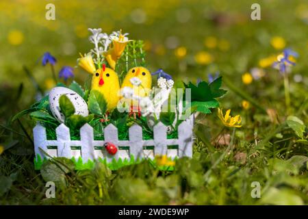 Dekoration und Einer zu Ostern im Garten Foto Stock