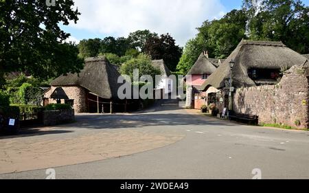 Proprietà con tetto di paglia nel villaggio di Cockington, Torquay, South Devon. Foto Stock