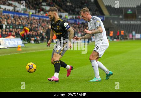 Swansea.com Stadium, Swansea, Regno Unito. 20 gennaio 2024. EFL Championship Football, Swansea City contro Southampton; Adam Armstrong di Southampton controlla la palla sotto la pressione di Josh Tymon di Swansea City Credit: Action Plus Sports/Alamy Live News Foto Stock