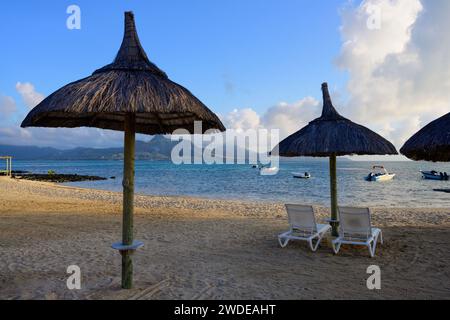 Isola di Preskil, Mauritius - ottobre 25 2023: Spiaggia sull'isola di Preskil vicino a Pointe d'Esny con palme la mattina presto Foto Stock