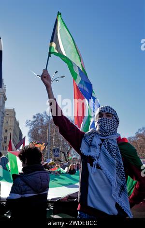 Cybele Square, Madrid, Spagna. 20 gennaio 2024. Mobilitazione contro il genocidio in Palestina e contro la vendita di armi a Israele. Giorno di protesta in tutta la Spagna, a cui si sono unite più di 115 località in tutto il paese. Crediti: EnriquePSans/Alamy Live News Foto Stock