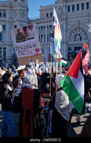 Cybele Square, Madrid, Spagna. 20 gennaio 2024. Mobilitazione contro il genocidio in Palestina e contro la vendita di armi a Israele. Giorno di protesta in tutta la Spagna, a cui si sono unite più di 115 località in tutto il paese. Crediti: EnriquePSans/Alamy Live News Foto Stock