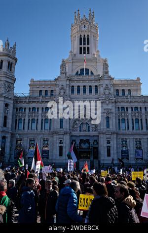 Cybele Square, Madrid, Spagna. 20 gennaio 2024. Mobilitazione contro il genocidio in Palestina e contro la vendita di armi a Israele. Giorno di protesta in tutta la Spagna, a cui si sono unite più di 115 località in tutto il paese. Crediti: EnriquePSans/Alamy Live News Foto Stock