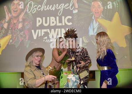 Eva Jacob, Micaela Schäfer, Julian F. M. Stöckel, Dolly Buster, bürgerlich Nora Baumberger Ankunft zum Public Viewing zum TV-Start von - ich bin ein Star Holt mich hier raus im Hotel Pullmann Schweizer Hof a Berlino, AM 19.01.2024 Julian Stoeckel, Public Viewing IBES Start *** Eva Jacob, Micaela Schäfer, Julian F M Stöckel, Dolly Buster, vero nome Nora Baumberger arrivo al pubblico per la partenza televisiva di Ich bin ein Star Holt mich hier raus presso l'Hotel Pullmann Schweizer Hof di Berlino, il 19 01 2024 Julian Stoeckel, pubblico visione IBES Start Photopress Mueller Foto Stock