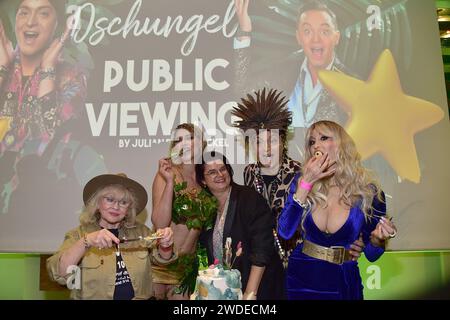 Eva Jacob, Micaela Schäfer, Julian F. M. Stöckel, Dolly Buster, bürgerlich Nora Baumberger Ankunft zum Public Viewing zum TV-Start von - ich bin ein Star Holt mich hier raus im Hotel Pullmann Schweizer Hof a Berlino, AM 19.01.2024 Julian Stoeckel, Public Viewing IBES Start *** Eva Jacob, Micaela Schäfer, Julian F M Stöckel, Dolly Buster, vero nome Nora Baumberger arrivo al pubblico per la partenza televisiva di Ich bin ein Star Holt mich hier raus presso l'Hotel Pullmann Schweizer Hof di Berlino, il 19 01 2024 Julian Stoeckel, pubblico visione IBES Start Photopress Mueller Foto Stock
