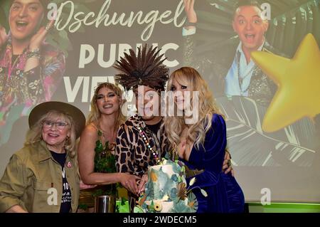 Eva Jacob, Micaela Schäfer, Julian F. M. Stöckel, Dolly Buster, bürgerlich Nora Baumberger Ankunft zum Public Viewing zum TV-Start von - ich bin ein Star C Holt mich hier raus im Hotel Pullmann Schweizer Hof a Berlino, AM 19.01.2024 Julian Stoeckel, Public Viewing IBES Start *** Eva Jacob, Micaela Schäfer, Julian F M Stöckel, Dolly Buster, vero nome Nora Baumberger arrivo al pubblico per la partenza televisiva di ich bin ein Star C Holt mich hier raus presso l'Hotel Pullmann Schweizer Hof di Berlino, il 19 01 2024 Julian Stoeckel, pubblico di visione IBES Start Photopress Mueller Foto Stock