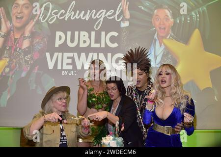 Eva Jacob, Micaela Schäfer, Julian F. M. Stöckel, Dolly Buster, bürgerlich Nora Baumberger Ankunft zum Public Viewing zum TV-Start von - ich bin ein Star C Holt mich hier raus im Hotel Pullmann Schweizer Hof a Berlino, AM 19.01.2024 Julian Stoeckel, Public Viewing IBES Start *** Eva Jacob, Micaela Schäfer, Julian F M Stöckel, Dolly Buster, vero nome Nora Baumberger arrivo al pubblico per la partenza televisiva di ich bin ein Star C Holt mich hier raus presso l'Hotel Pullmann Schweizer Hof di Berlino, il 19 01 2024 Julian Stoeckel, pubblico di visione IBES Start Photopress Mueller Foto Stock