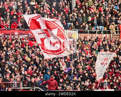 Amburgo, Deutschland. 20 gennaio 2024. I tifosi del Kaiserlautern im Gaesteblock. GER, FC St. Pauli vs. 1.FC Kaiserslautern, Fussball, Bundesliga, Spieltag 18, Spielzeit 2023/2024, 20.01.2024 foto: Eibner-Pressefoto/ Stephanie Zerbe DFB/DFL LE NORMATIVE VIETANO L'USO DI FOTOGRAFIE COME SEQUENZE DI IMMAGINI E/O QUASI-VIDEO/dpa/Alamy Live News Foto Stock