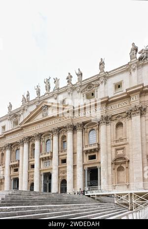 Gradini per la facciata anteriore e l'ingresso principale della basilica di San Pietro, città del Vaticano, Roma, Italia. Foto Stock