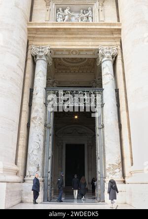 Porta d'ingresso principale alla basilica di San Pietro, città del Vaticano, Roma, Italia. Foto Stock