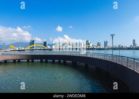 Ponte del Drago e Ponte Half Moon sulla riva del fiume di da Nang, vietnam Foto Stock