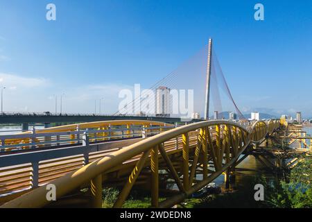 Ponte Tran Thi Ly e ponte pedonale Nguyen Van Troi a da Nang, Vietnam Foto Stock