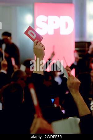 Frankenberg, Germania. 20 gennaio 2024. I delegati della SPD sassone sollevano le schede di voto. Alla conferenza elettorale statale, i delegati votano sulla lista statale. Credito: Sebastian Willnow/dpa/Alamy Live News Foto Stock