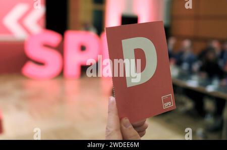 Frankenberg, Germania. 20 gennaio 2024. Un delegato della SPD sassone solleva una carta di voto. Alla conferenza elettorale statale, i delegati votano sulla lista statale. Credito: Sebastian Willnow/dpa/Alamy Live News Foto Stock