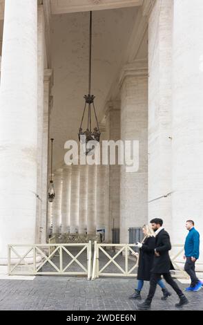 Colonnato del Bernini intorno alla piazza di San Pietro, città del Vaticano, Roma, Italia, in una giornata umida. Foto Stock