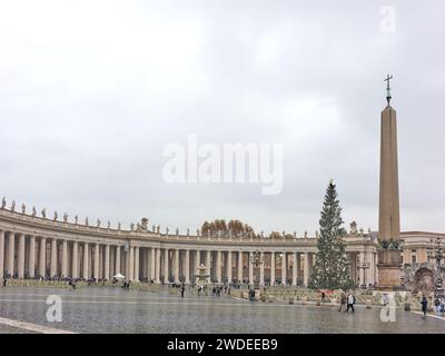 Colonnato del Bernini intorno alla piazza di San Pietro, città del Vaticano, Roma, Italia, in una giornata umida. Foto Stock