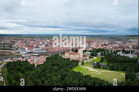 Vista aerea della città spagnola di Medina del campo a Valladolid, con il suo famoso castello Castillo de la Mota in primo piano. Foto Stock