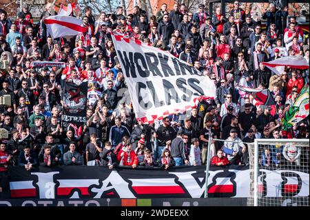 Madrid, Madrid, Spagna. 20 gennaio 2024. I tifosi del Rayo Vallecano coreografia durante la partita di calcio la Liga EA Sports 2023/24 tra Rayo Vallecano e Las Palmas all'Estadio Vallecas di Madrid, Spagna. (Immagine di credito: © Alberto Gardin/ZUMA Press Wire) SOLO USO EDITORIALE! Non per USO commerciale! Foto Stock