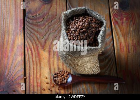 grano saraceno su tavolo di legno Foto Stock