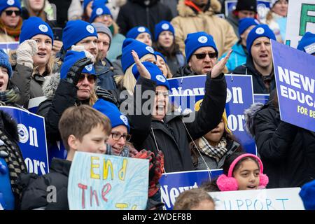 19 gennaio 2024. Newton, ma., gli insegnanti di Newton si sono radunati al Newton City Hall il primo giorno del loro sciopero mentre lottano per la salute mentale espansa su Foto Stock