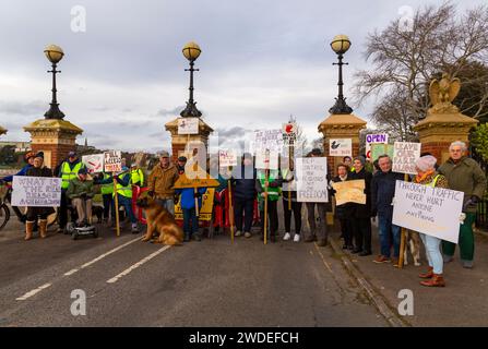 Poole, Dorset, Regno Unito. 20 gennaio 2024. Una protesta pacifica ha luogo contro la chiusura del Whitecliff Road Gate nel Poole Park, che secondo i residenti creerà un “caos del traffico”. Poole Park è stato formalmente aperto dal Principe di Galles il 18 gennaio 1890, una campagna locale residente per mantenere aperto tutti gli ingressi al parco, ha lanciato una petizione e ha chiesto il sostegno di re Carlo. I punti di accesso sono stati chiusi ai veicoli mentre il BCP intraprende una consultazione pubblica. Le opinioni sono divise con le affermazioni che l'autorità ha un programma anti-auto. Crediti: Carolyn Jenkins/Alamy Live News Foto Stock