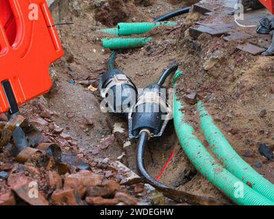 Wirral, Regno Unito - dicembre 31 2023: Connettori per cavi elettrici riempiti di resina in uno scavo in un'area urbana del Regno Unito. Un'altra infrastruttura di servizi pubblici può essere se stessa Foto Stock