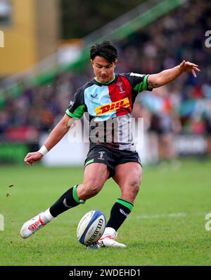 Marcus Smith degli Harlequins segna una conversione durante l'Investec Champions Cup match a Twickenham Stoop, Londra. Data immagine: Sabato 20 gennaio 2024. Foto Stock