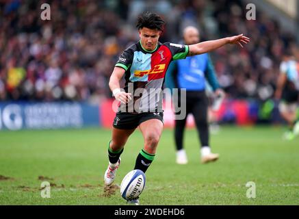 Marcus Smith degli Harlequins segna una conversione durante l'Investec Champions Cup match a Twickenham Stoop, Londra. Data immagine: Sabato 20 gennaio 2024. Foto Stock