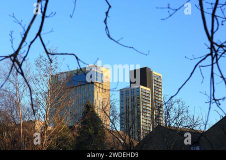 Victoria Square Development, Woking, Surrey, UK, con Hilton Hotel Left e Residential Towers Right Foto Stock