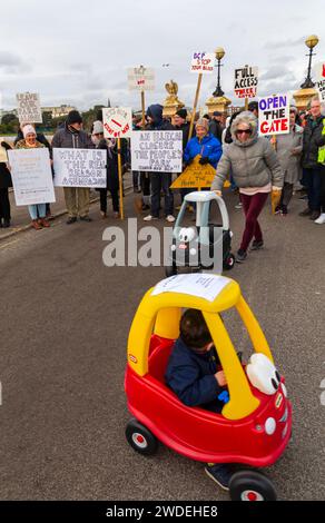 Poole, Dorset, Regno Unito. 20 gennaio 2024. Una protesta pacifica ha luogo contro la chiusura del Whitecliff Road Gate nel Poole Park, che secondo i residenti creerà un “caos del traffico”. Poole Park è stato formalmente aperto dal Principe di Galles il 18 gennaio 1890, una campagna locale residente per mantenere aperto tutti gli ingressi al parco, ha lanciato una petizione e ha chiesto il sostegno di re Carlo. I punti di accesso sono stati chiusi ai veicoli mentre il BCP intraprende una consultazione pubblica. Le opinioni sono divise con le affermazioni che l'autorità ha un programma anti-auto. Crediti: Carolyn Jenkins/Alamy Live News Foto Stock