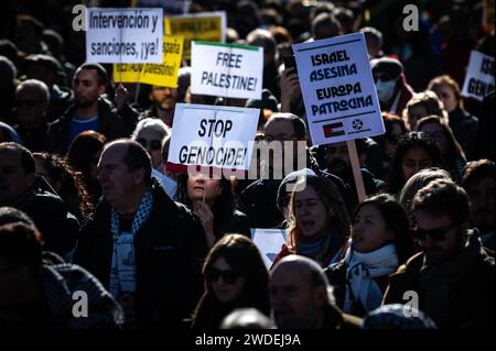 Madrid, Spagna. 20 gennaio 2024. Persone che protestano durante una manifestazione a sostegno del popolo palestinese. Migliaia di persone hanno marciato attraverso il centro della città per chiedere un cessate il fuoco a Gaza mentre continuano gli attacchi israeliani. Oltre 23.000 palestinesi sono stati uccisi nella Striscia di Gaza dal 7 ottobre 2023, a seguito di attacchi aerei israeliani e attacchi durante il conflitto tra Israele e Palestina. Crediti: Marcos del Mazo/Alamy Live News Foto Stock