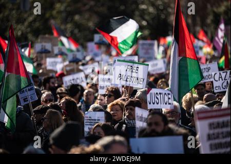 Madrid, Spagna. 20 gennaio 2024. Persone che protestano durante una manifestazione a sostegno del popolo palestinese. Migliaia di persone hanno marciato attraverso il centro della città per chiedere un cessate il fuoco a Gaza mentre continuano gli attacchi israeliani. Oltre 23.000 palestinesi sono stati uccisi nella Striscia di Gaza dal 7 ottobre 2023, a seguito di attacchi aerei israeliani e attacchi durante il conflitto tra Israele e Palestina. Crediti: Marcos del Mazo/Alamy Live News Foto Stock