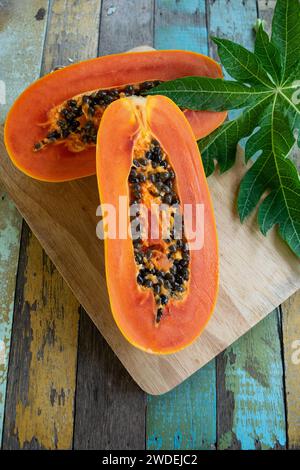 Papaya matura fatta in casa tagliata a metà Foto Stock