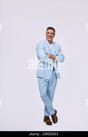 Un uomo d'affari felice e anziano, in completo, che guarda da parte isolato su bianco. Lunghezza completa Foto Stock