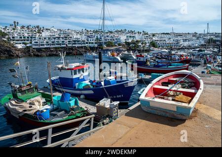 Barche da pesca nel porto di Puerto del Carmen, Lanzarote. Foto Stock