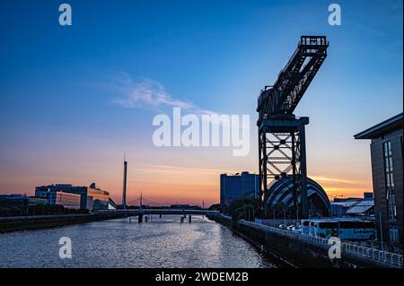 Ammira il fiume Clyde a Glasgow, tra cui diversi luoghi di interesse, tra cui la Finnieston Crane. Foto Stock