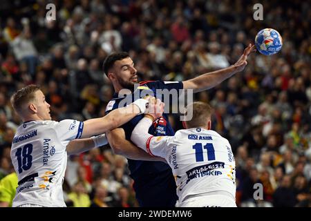 Colonia, Germania. 20 gennaio 2024. Pallamano: Campionato europeo, Francia - Islanda, turno principale, gruppo 1, giorno 2, Lanxess Arena. I francesi Nedim Remili (M) e l'islandese Ellidi Snaer Vidarsson (l) e Ymir Örn Gislason combattono per il ballo. Credito: Federico Gambarini/dpa/Alamy Live News Foto Stock