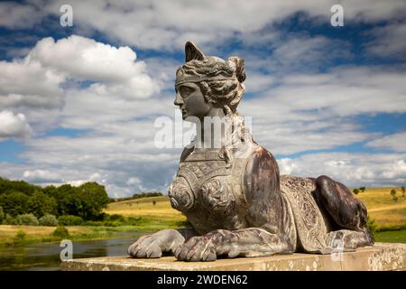 Regno Unito, Inghilterra, Warwickshire, Compton Verney House, figura di sfinge che decora Upper Bridge (utilizzata dai soldati per la pratica del bersaglio della seconda guerra mondiale) Foto Stock