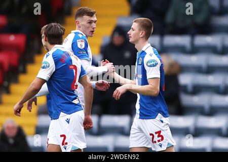 Adam Wharton dei Blackburn Rovers (23) festeggia con i loro compagni di squadra dopo aver segnato il primo gol della loro squadra durante la partita per il campionato Sky Bet a Ewood Park, Blackburn. Data immagine: Sabato 20 gennaio 2024. Foto Stock