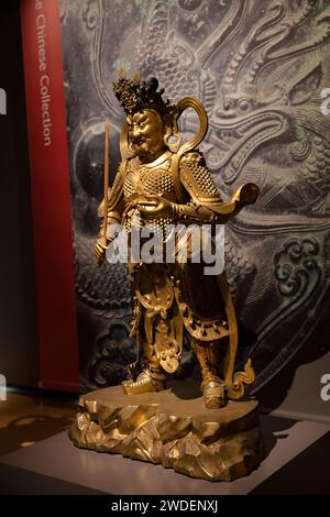 Regno Unito, Inghilterra, Warwickshire, Compton Verney, House Art Gallery Chinese Collection, grande personaggio li Guardian of the East in bronzo dorato della dinastia Ming Foto Stock