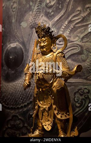 Regno Unito, Inghilterra, Warwickshire, Compton Verney, House Art Gallery Chinese Collection, grande personaggio li Guardian of the East in bronzo dorato della dinastia Ming Foto Stock